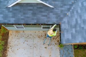 Blog 16 Technician performing gutter maintenance in Electric City SC